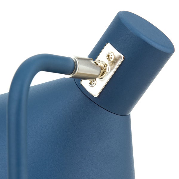 Detailaufnahme einer blauen Schreibtischlampe mit silberfarbenen Details