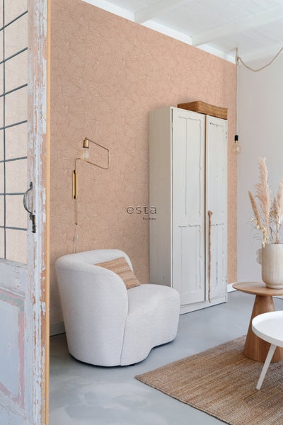 Wohnzimmer mit Tapete, Sessel und Schrank für eine gemütliche Atmosphäre.