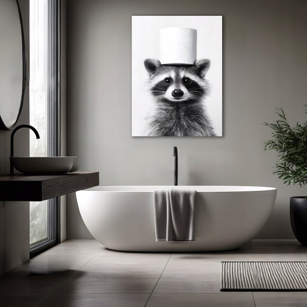 Modernes Badezimmer mit freistehender Badewanne, Waschbecken und einem Wandbild, das einen Waschbären mit Toilettenpapierrolle auf dem Kopf zeigt.