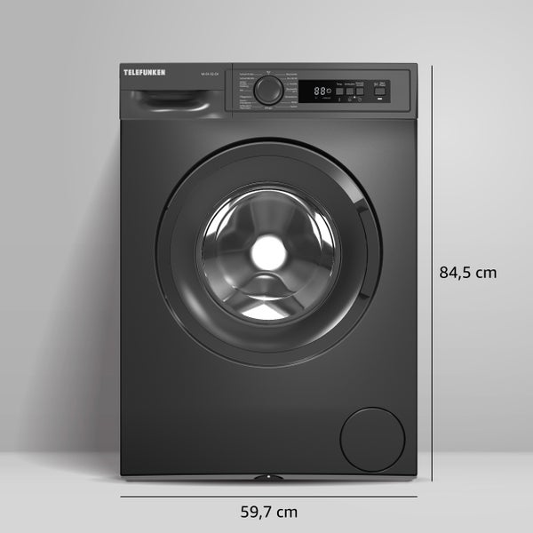 Dekorative Szene mit einer Lampe, einer Kamera und einer Zimmerpflanze auf einem Holzschrank vor einer Wandtapete mit Blattmuster.