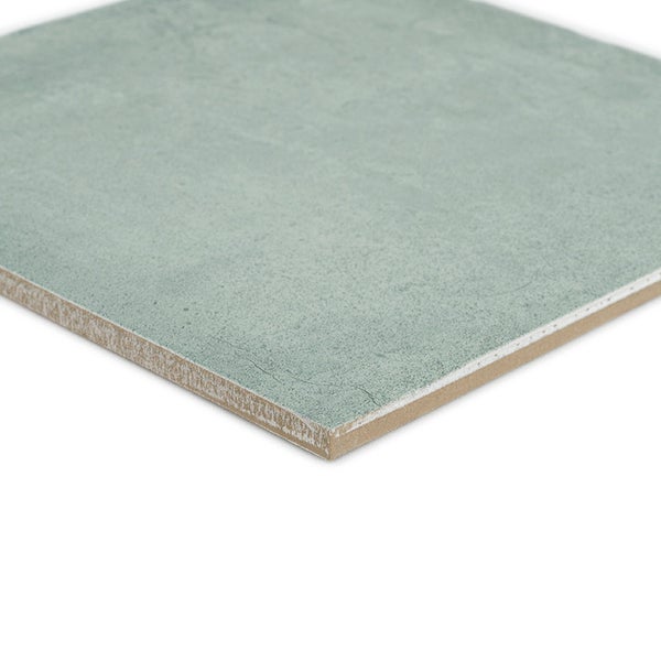 Quadratische Fliese mit matter Oberfläche und rustikaler Struktur in Steinoptik für Wand oder Boden