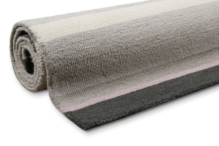 Gerollter Webteppich mit Streifenmuster in Grau und Rosa.