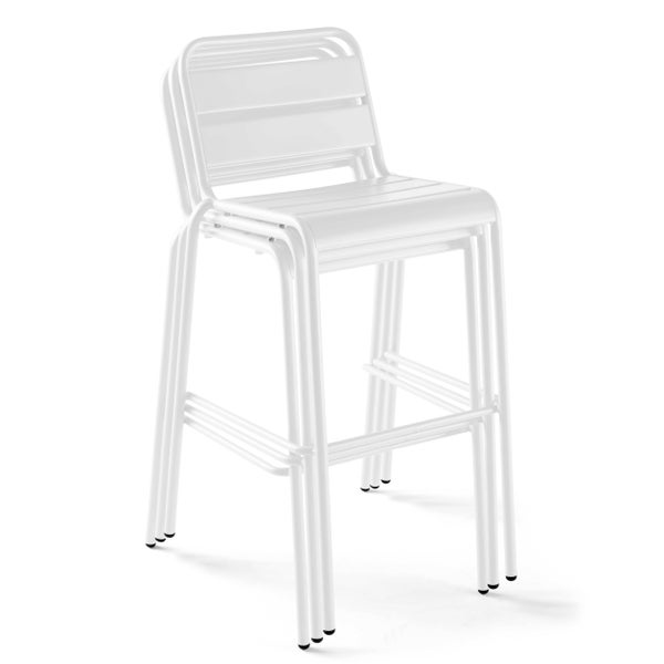 Stapelbare weiße Barhocker aus Metall mit gelatteter Rückenlehne und Sitzfläche sowie integrierten Fußstützen.