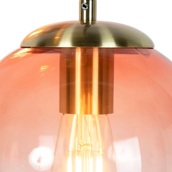 Detailansicht einer Hängeleuchte mit Glasschirm und Metallelementen