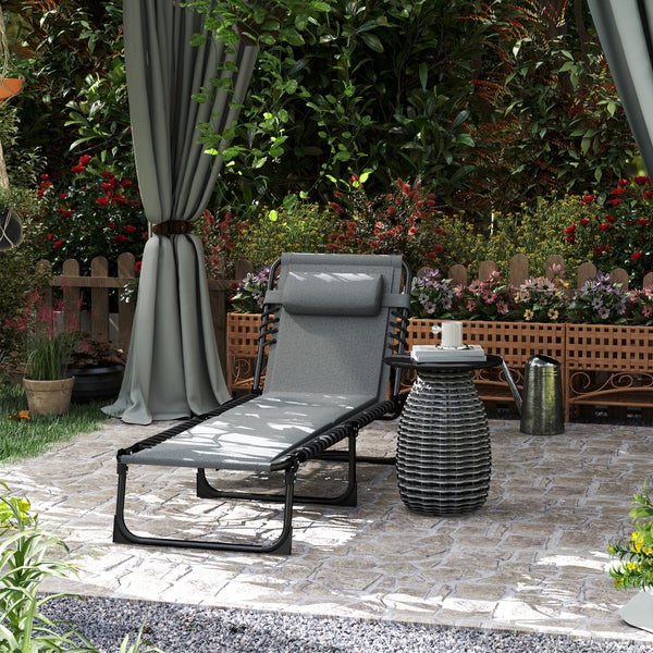 Szene mit abstraktem Gemälde in Schwarz-, Weiß- und Goldtönen, Bank, Korb und Sessel