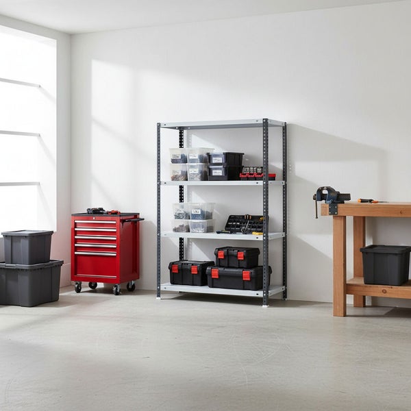 Organisierte Werkstatt mit Metallregal, rotem Werkstattwagen, verschiedenen Werkzeugboxen und einer Holzwerkbank zur Werkzeugaufbewahrung.