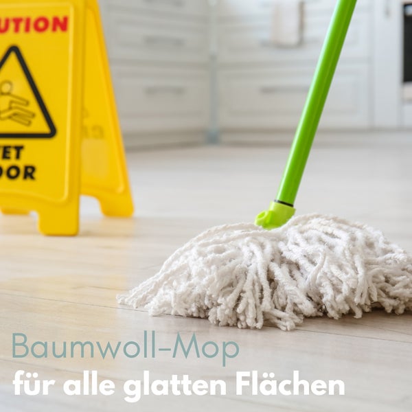 Baumwoll-Mop mit Warnschild auf hellem Boden