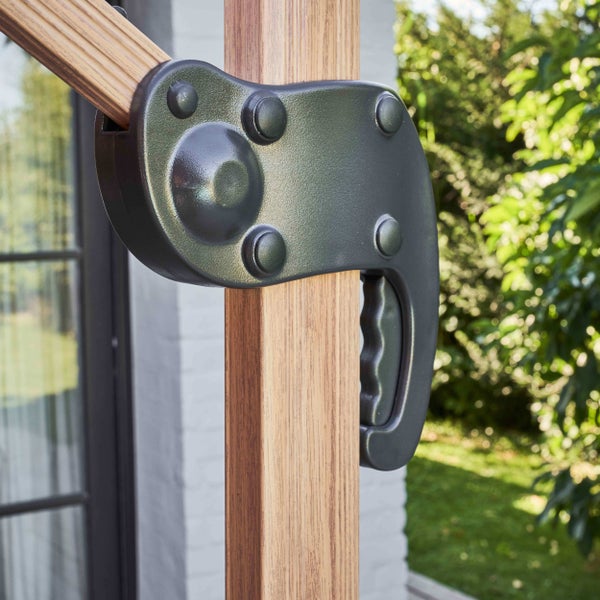 Detailansicht eines Verstellgriffs an einem Sonnenschirmmast in Holzoptik.