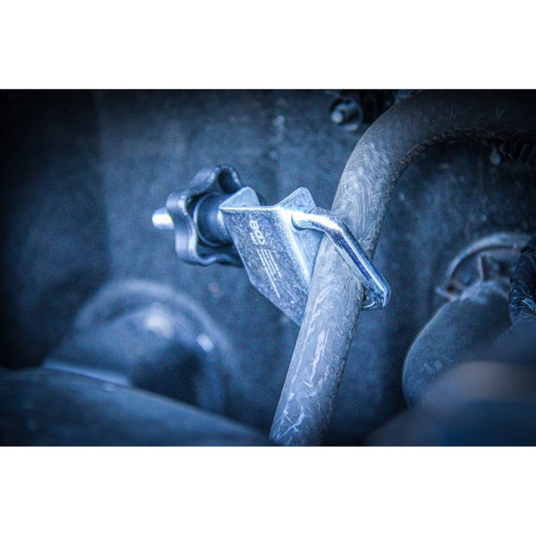 Rohrquetschwerkzeug an Schlauch befestigt