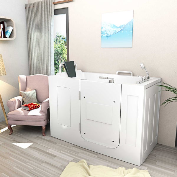 Begehbare Badewanne in einem Badezimmer mit Sessel, Lampe, Bücherregal und Dekoration