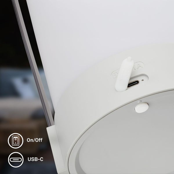 Detailansicht einer Leuchte mit USB-C Ladeanschluss und Ein-Aus-Schalter.