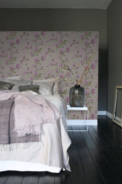 Schlafzimmer mit gemusterter Tapete, Bett und Nachttisch