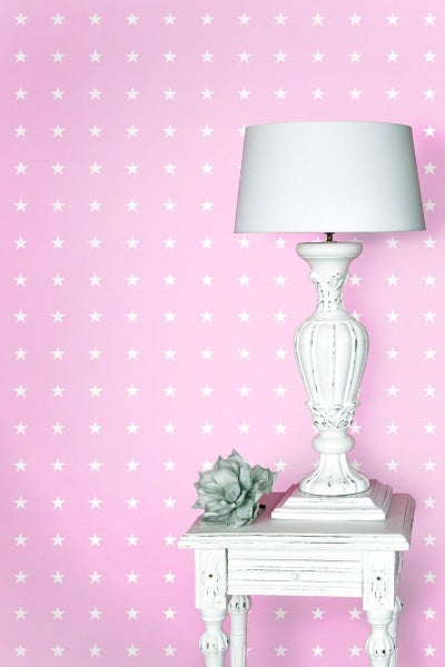 Szene mit weißer Tischlampe, Tisch und Sternentapete