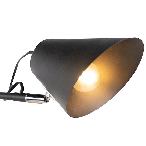 Nahaufnahme einer schwarzen Lampe mit eingeschalteter Glühbirne