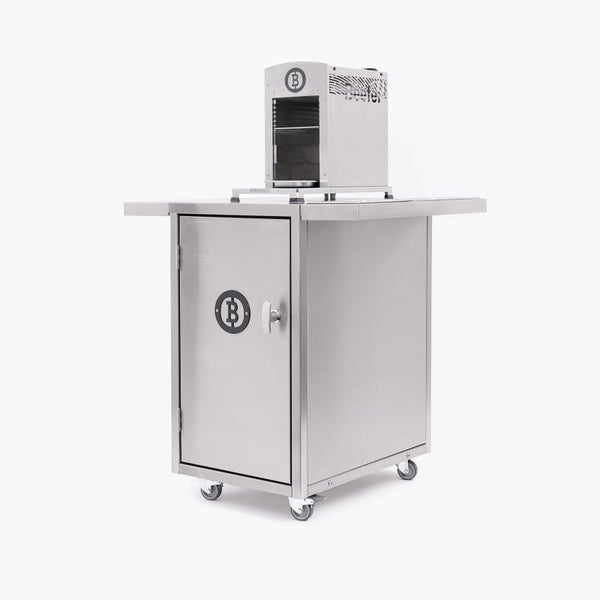 Geräumiges Gartenhaus aus Holz mit seitlichem Schleppdach, Doppelflügeltür mit Glaseinsätzen und hohen Fenstern auf einer Rasenfläche mit Bäumen.