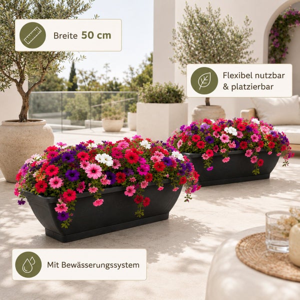 Zwei schwarze Blumenkästen mit Bewässerungssystem und bunten Blumen auf einer Terrasse. Ein Kasten hat eine Breite von 50 Zentimetern.