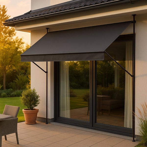 Schwarze Fenster Markise an einem Haus