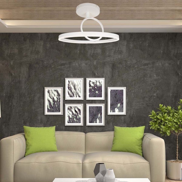 Moderne Wohnzimmergestaltung mit kreisförmiger Deckenleuchte über einem Sofa