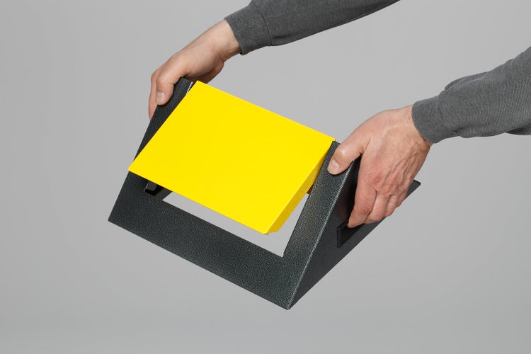 PROREGAL Selbstlöschender Wertstoffsammler Spitz Mit Einwurfklappe 43 Liter HxBxT 60 x 32 x 32 cm Verzinkter Stahl Grau Gelb