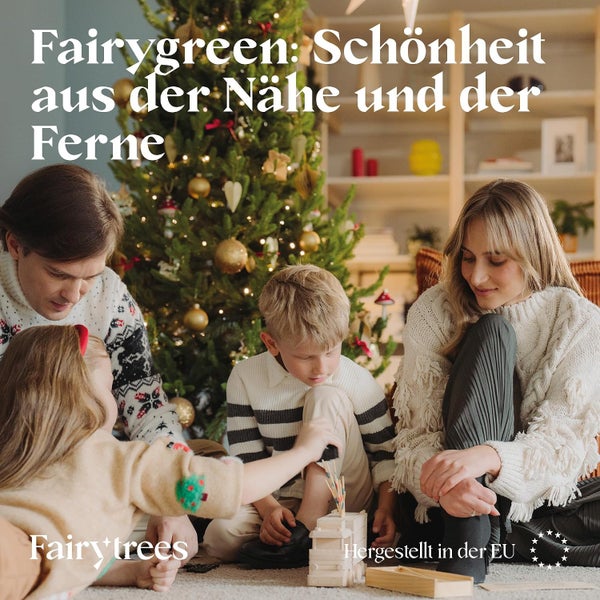Familie spielt vor einem geschmückten Weihnachtsbaum mit Fairytrees Logo und Hinweis auf Herstellung in der Europäischen Union.