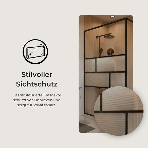 Moderne Duschwand mit schwarzem Rahmen und strukturiertem Glasdekor für mehr Privatsphäre. Badezimmer mit Holzwänden und schwarzer Duscharmatur.
