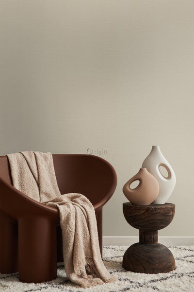 Innenraum mit Sessel, Decke und dekorativen Vasen auf einem Beistelltisch