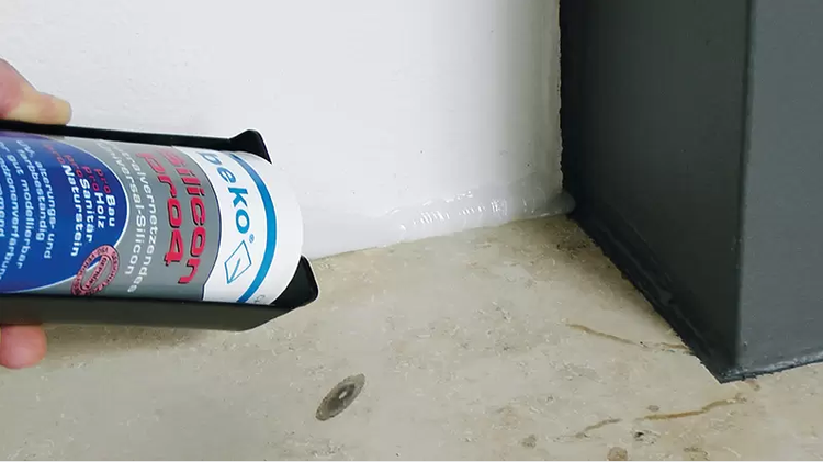 Anwendung von Universal-Silikon zur Abdichtung einer Ecke