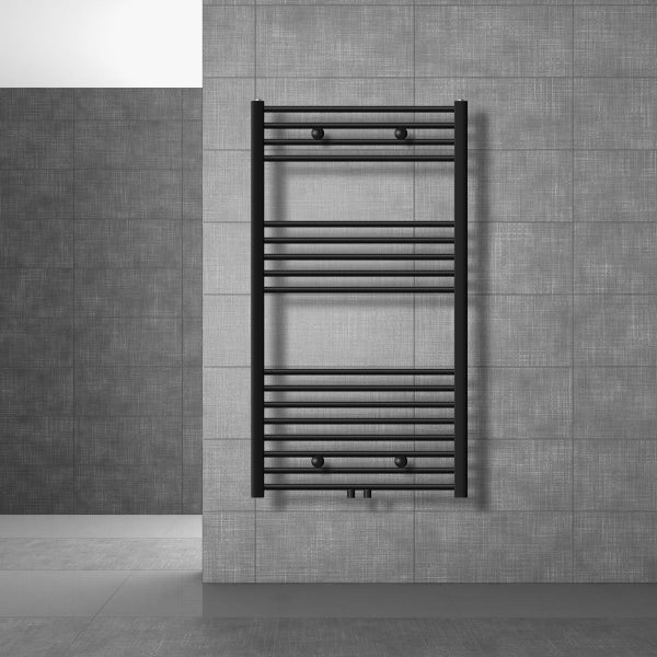 Schwarzer Handtuchheizkörper an einer gefliesten Wand im Badezimmer