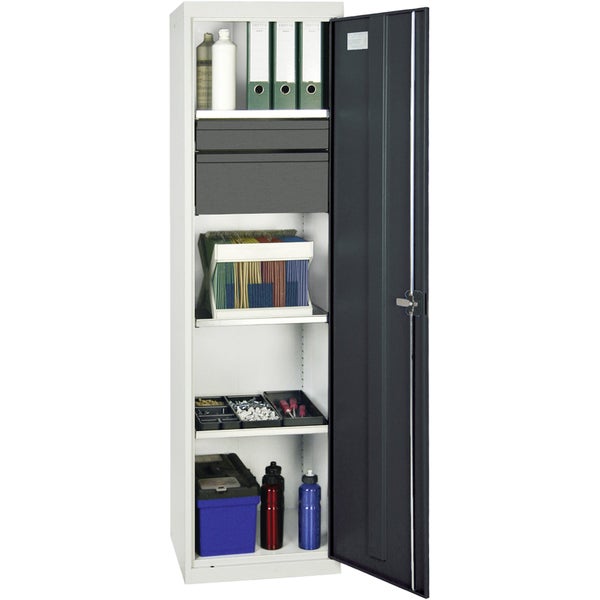 Hoher Metall-Lagerschrank mit offener Tür, Fachböden, Schubladen, Ordnern und Werkzeug.