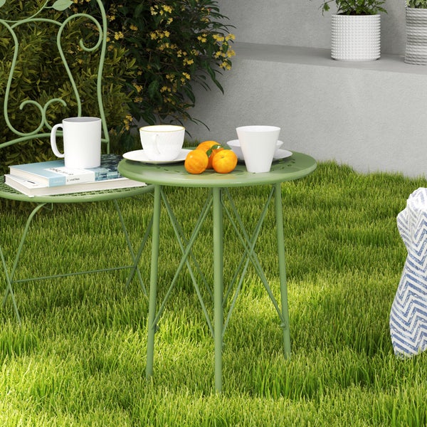 Grüner runder Metall-Gartentisch und passender Gartenstuhl auf einem Rasen, dekoriert mit Geschirr und Büchern.