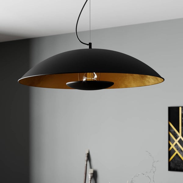 Moderne Pendelleuchte mit weitem, kuppelförmigem Schirm in Schwarz und Gold, aufgehängt an einem Kabel in einem hellen Raum.