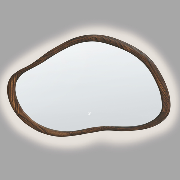 Wandspiegel in organischer Form mit dunklem Holzrahmen, LED-Hintergrundbeleuchtung und Touch-Sensor auf der Spiegelfläche.