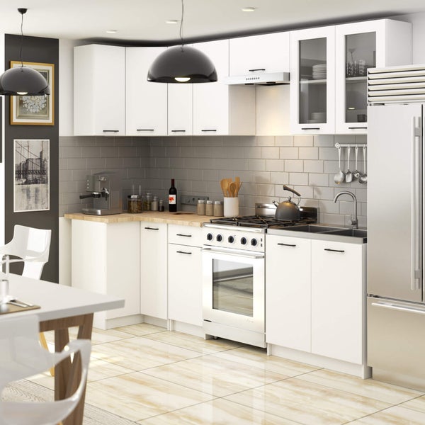 Helle Küche mit weißen Schränken, Arbeitsplatte und Essbereich.