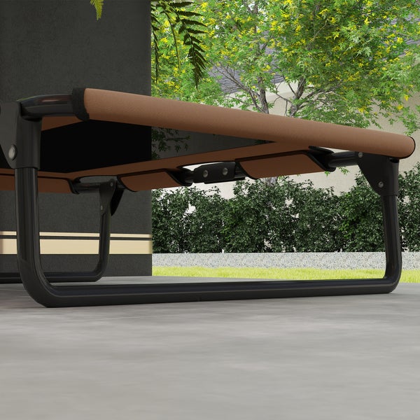 Gartenliege mit Metallgestell und brauner Stoffbespannung im Freien