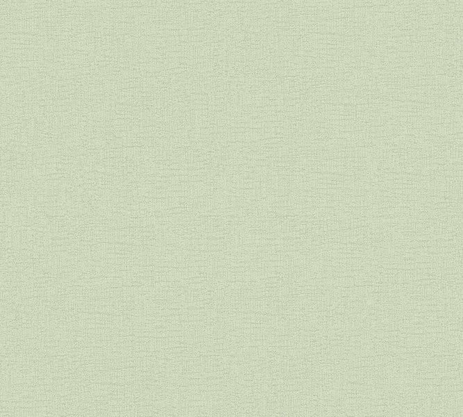 Textiltapete im Wohnbereich mit Pflanze und Büchern auf einem Holztisch