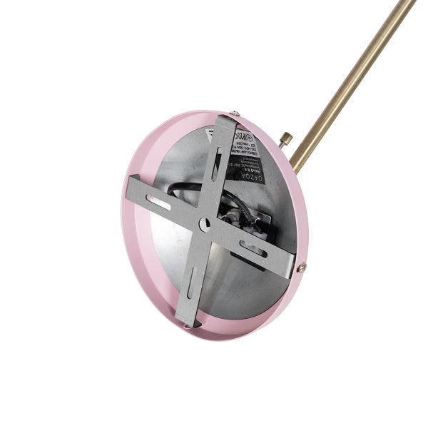 Detailansicht einer Deckenleuchte mit rosa Schirm und goldfarbener Stange.