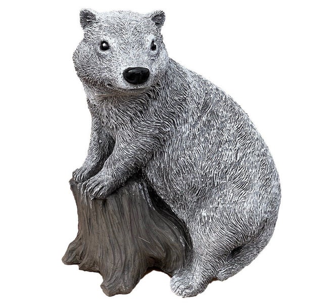 Wombat Gartenfigur aus Kunststein, sitzend auf einem Baumstumpf als dekorative Tierfigur für den Außenbereich.