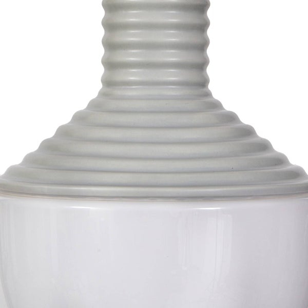 Nahaufnahme einer Keramikvase mit grauem geriffeltem Hals und weißem glattem Körper.