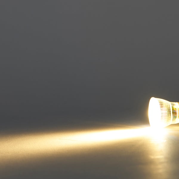 LED-Leuchtmittel Reflektor GU10 leuchtend mit warmweißem Lichtstrahl.