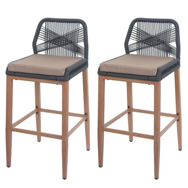 Zwei Barhocker aus Holz mit geflochtener Rückenlehne und Sitzkissen