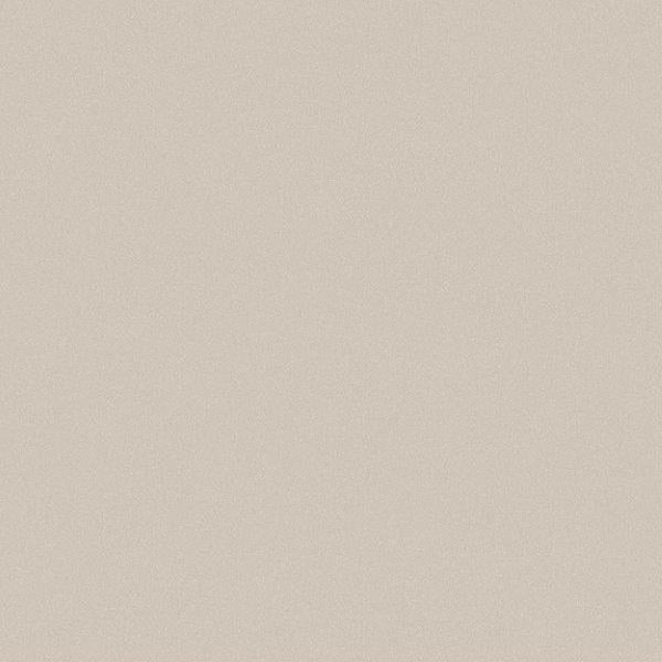 Person verwendet ein Werkzeug zum Entfernen einer Autoverkleidung