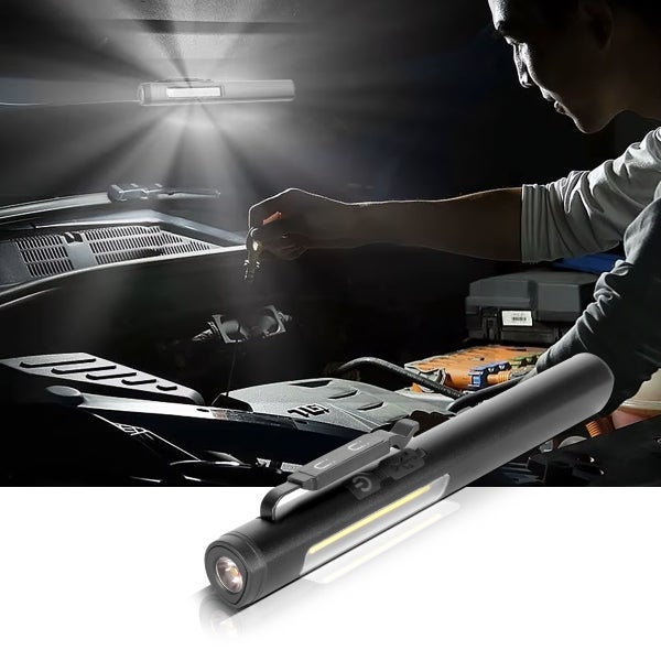 Inspektion einer Motorhaube mit einer LED-Arbeitsleuchte