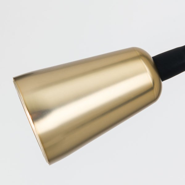 Nahaufnahme einer goldenen Lampenfassung