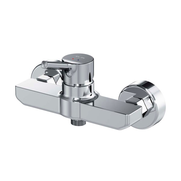 Einhebel Duscharmatur aus glänzendem Metall zur Wandmontage mit einem Hebelgriff.