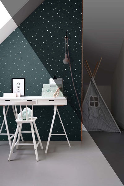Kinderzimmer mit Schreibtisch, Stuhl, Spielzelt und sternförmiger Tapete für eine spielerische Atmosphäre