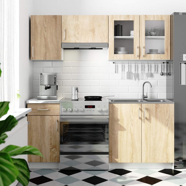 Küchenzeile mit Spüle, Herd, Dunstabzugshaube und Hängeschränken im Küchenstudio.