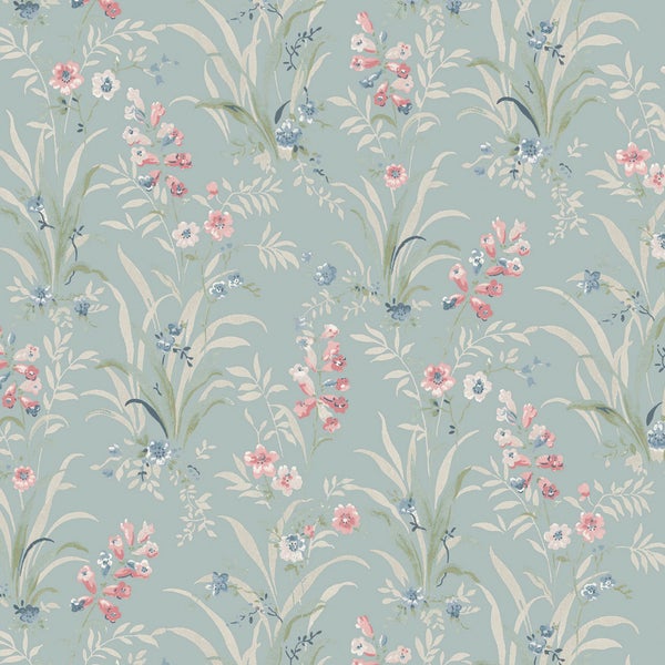 Tapete mit einem floralen Muster aus verschiedenen Blumen und Gräsern im Landhausstil.