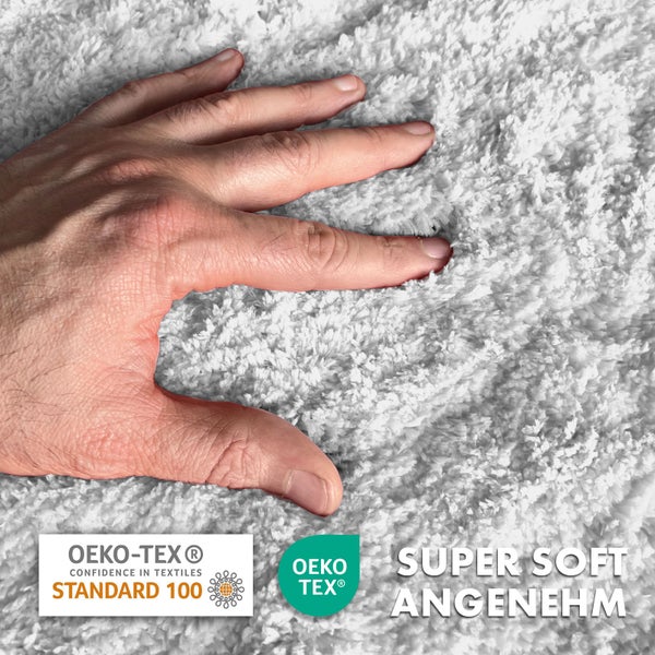 Hand berührt Badteppich mit Öko-Tex Siegel