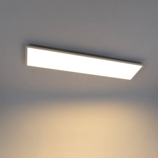 Rechteckiges LED-Panel als Deckenleuchte mit warmweißem Licht.