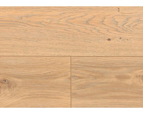 Nahaufnahme von verlegten Holzbodenpaneelen.